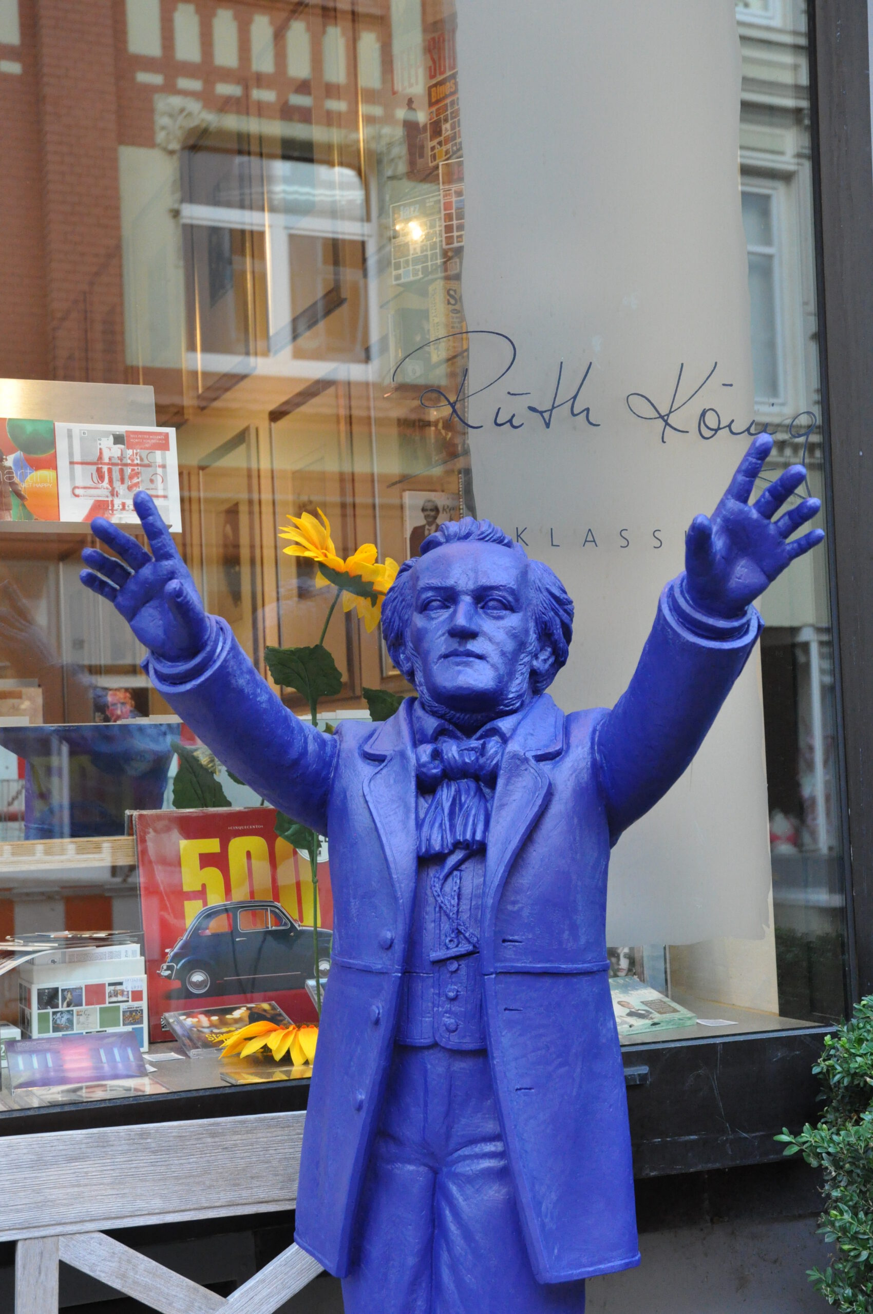 Figur Richard Wagners vor dem Ladengeschäft